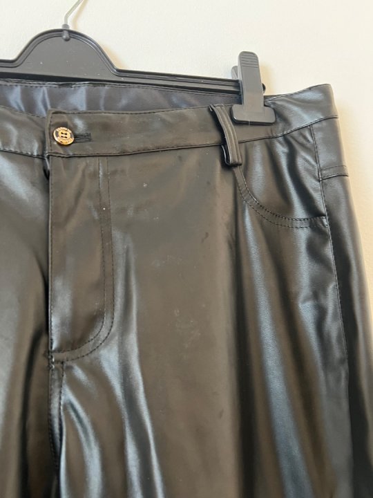 Bukser i sorte l&aelig;derlook kraftig kvalitet. Taljem&aring;l: 96- 108 ( str 38&rdquo;)