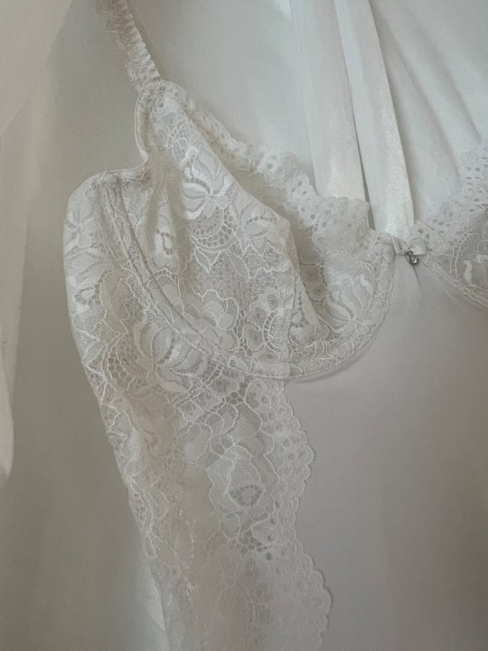 Body med k&aring;be i hvid. 90/95 C sk&aring;l