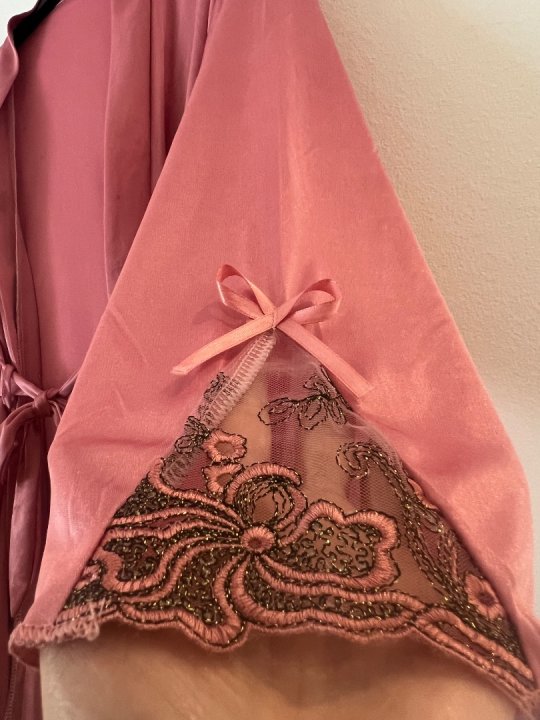 K&aring;be i lyser&oslash;d med fine detaljer p&aring; &aelig;rmer. Skal vaskes. M/XL