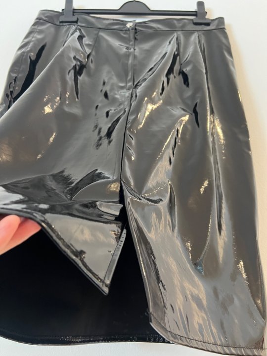 Pencilskirt i sort str&aelig;klak med slids bagp&aring;. Taljem&aring;l: 90-105 cm