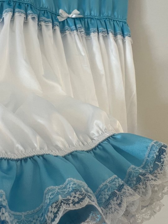 Satindragt med korte ben og lynl&aring;s p&aring; ryg.,Brystm&aring;l: 100 -125 cm