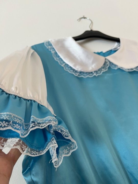 Satindragt med korte ben og lynl&aring;s p&aring; ryg.,Brystm&aring;l: 100 -125 cm