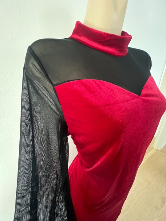 Kjole t&aelig;tsiddende i bordeaux velourstr&aelig;k og gennemsigtige &aelig;rmer. Taljem&aring;l 88-120 cm