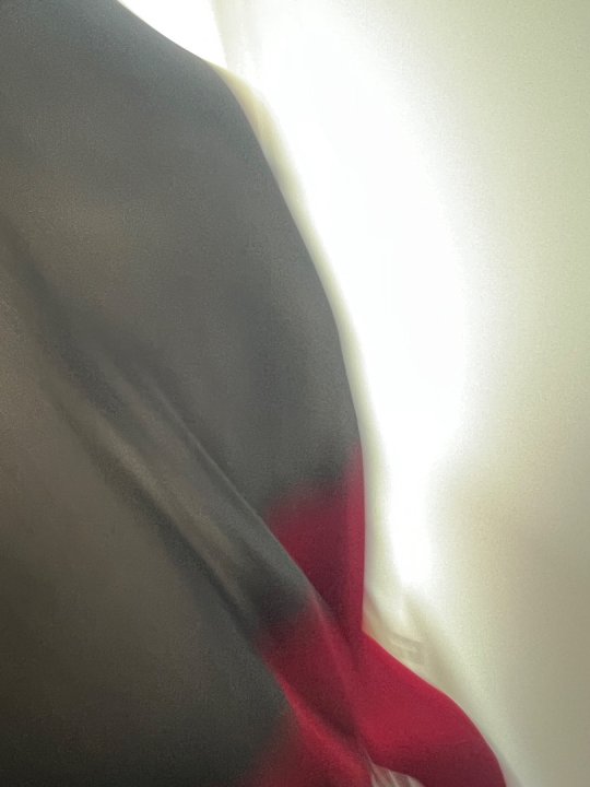 Kjole t&aelig;tsiddende i bordeaux velourstr&aelig;k og gennemsigtige &aelig;rmer. Taljem&aring;l 88-120 cm