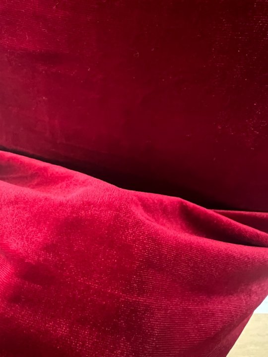 Kjole t&aelig;tsiddende i bordeaux velourstr&aelig;k og gennemsigtige &aelig;rmer. Taljem&aring;l 88-120 cm