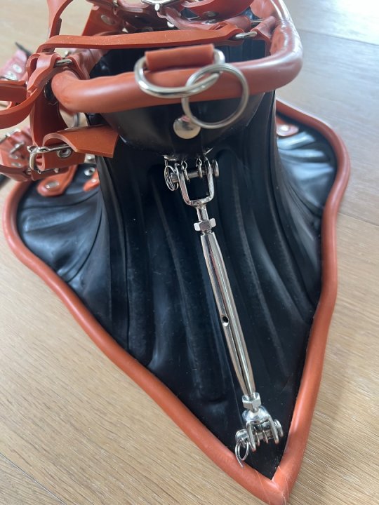 Hoved harness med fast halskrave. Gummi. Med sp&aelig;nder bagp&aring;