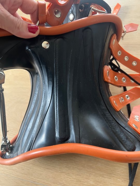 Hoved harness med fast halskrave. Gummi. Med sp&aelig;nder bagp&aring;