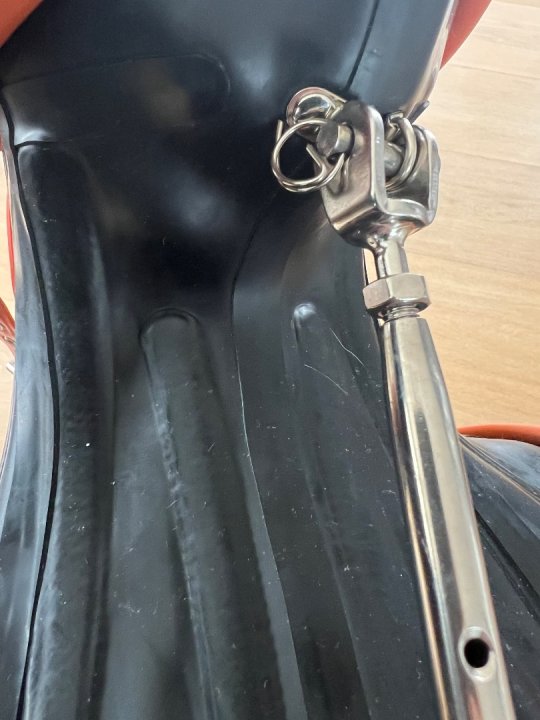 Hoved harness med fast halskrave. Gummi. Med sp&aelig;nder bagp&aring;