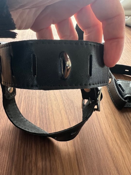 Sko manchetter i sort l&aelig;derlook. Til l&aring;s. 