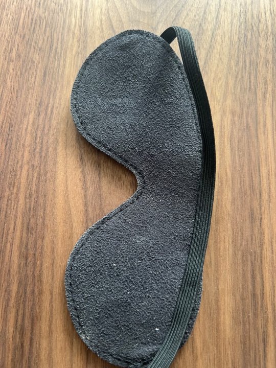 Blindfold i sort l&aelig;derlook. Kommisionssalg 