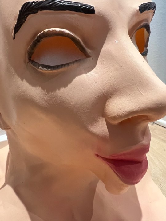 Maske i latex. Brugt og s&aelig;lges som Kommisionssalg 