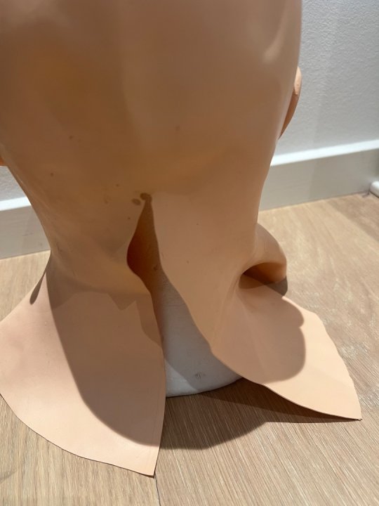 Maske i latex. Brugt og s&aelig;lges som Kommisionssalg 