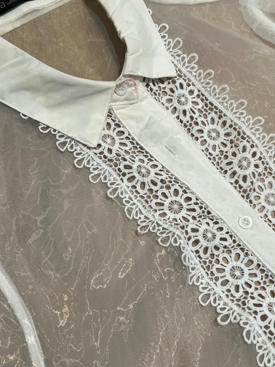 Hvid gennemsigtig skjorte i shiny look. Kommisionssalg. Brystm&aring;l: op til 120 cm