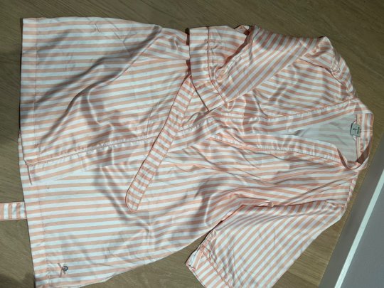 Pyjamass&aelig;t i 3 dele. K&aring;be, skjorte, shorts. L/XL. Kommisionssalg 