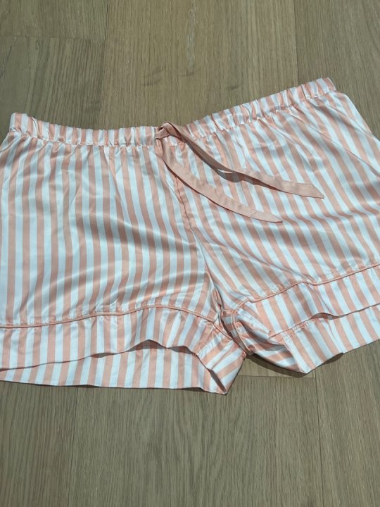 Pyjamass&aelig;t i 3 dele. K&aring;be, skjorte, shorts. L/XL. Kommisionssalg 