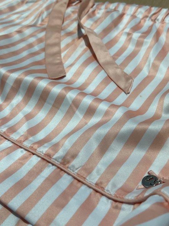 Pyjamass&aelig;t i 3 dele. K&aring;be, skjorte, shorts. L/XL. Kommisionssalg 