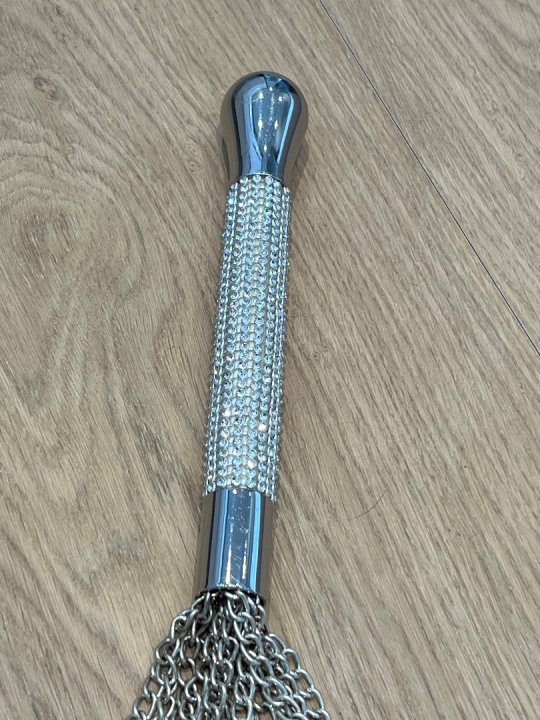 Pisk med similisten og haler i metalk&aelig;der. :l&aelig;ngde 43 cm. Kommisionssalg 