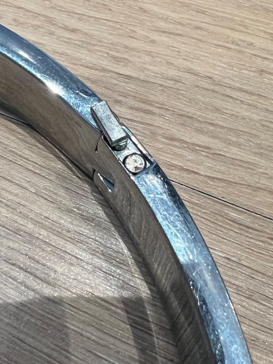 Halsb&aring;nd i klinisk st&aring;l med l&aring;s og ring. Indvendig diameter: 14,4 cm Kommisionssalg 