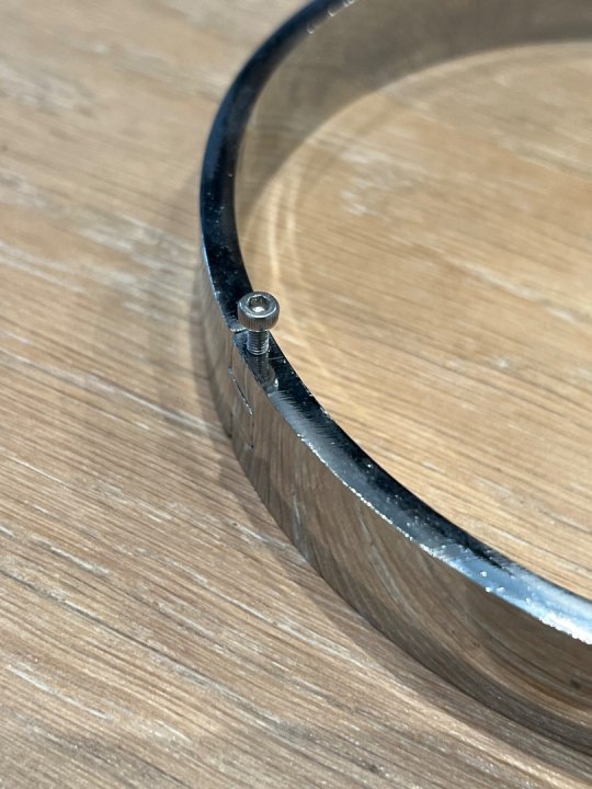 Halsb&aring;nd i klinisk st&aring;l med l&aring;s og ring. Indvendigdiameter: 13,8 cm Kommisionssalg 