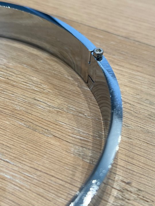 Halsb&aring;nd i klinisk st&aring;l med l&aring;s og ring. Indvendig diameter: 13,8 cm Kommisionssalg 