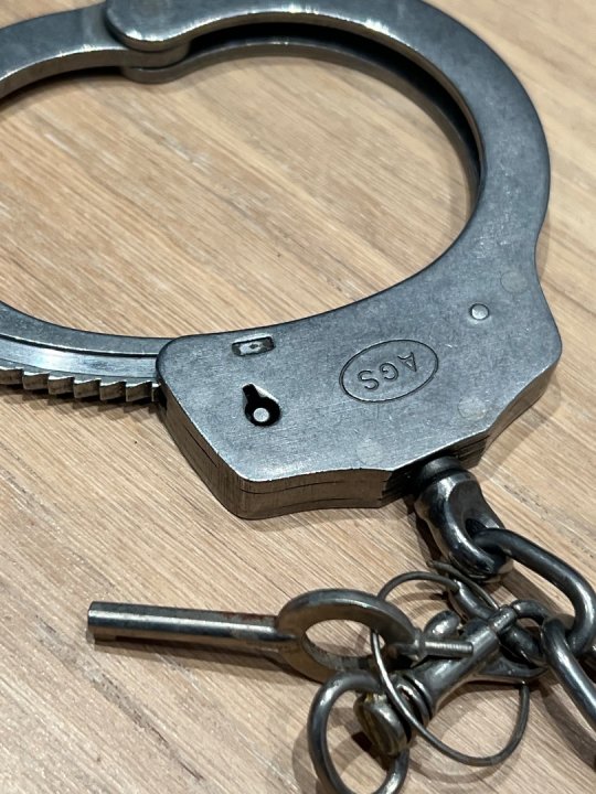 H&aring;ndjern i st&aring;l uden sikkerhedsl&aring;s kaldet politih&aring;ndjern. Kommisionssalg 