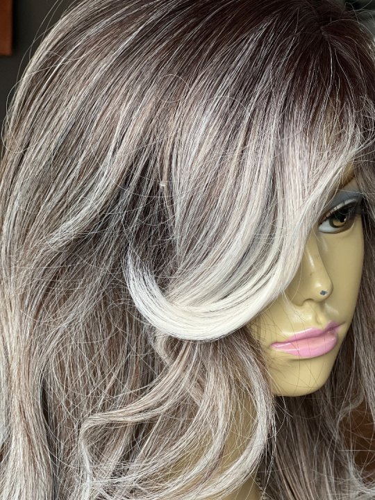 Paryk. Lang med fald i gr&aring;lige nuancer. Varmeresistent 