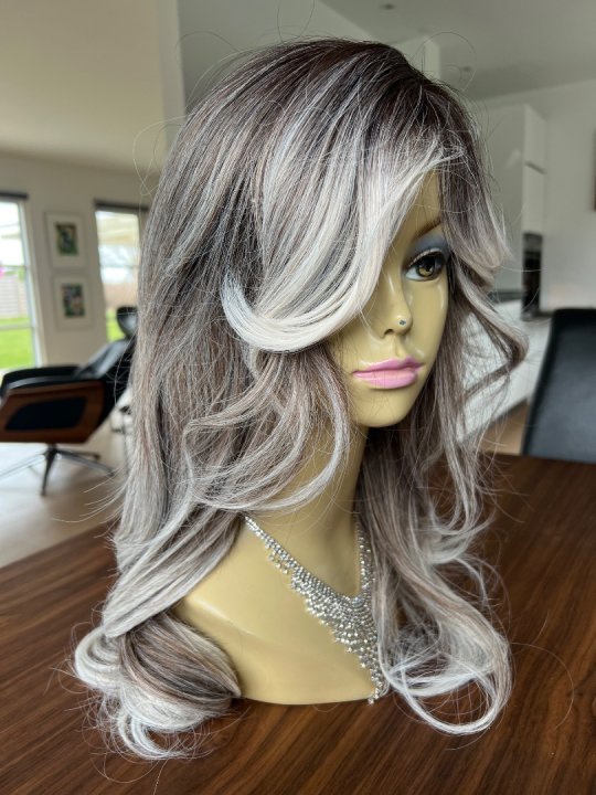 Paryk. Lang med fald i gr&aring;lige nuancer. Varmeresistent 