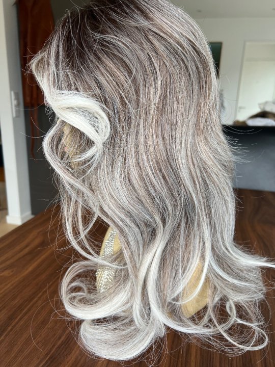 Paryk. Lang med fald i gr&aring;lige nuancer. Varmeresistent 