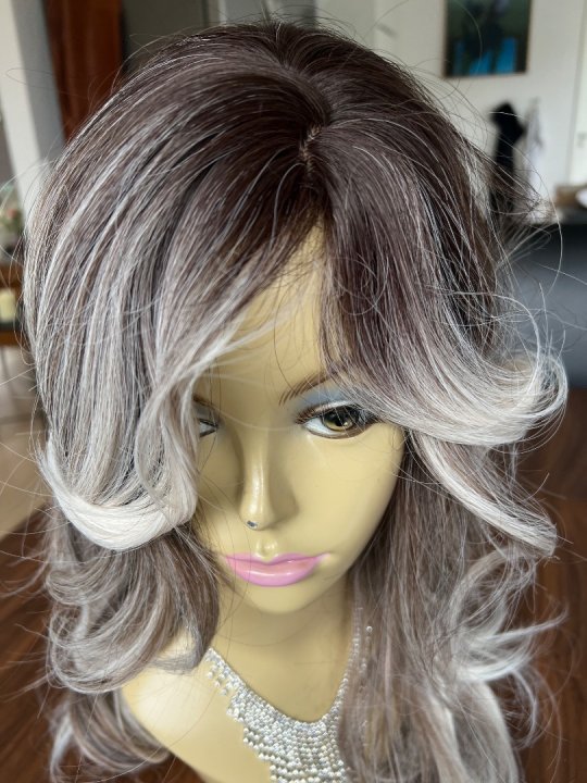 Paryk. Lang med fald i gr&aring;lige nuancer. Varmeresistent 