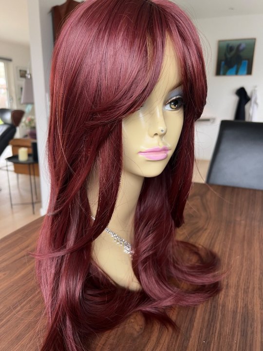 Paryk. Lang og glat i maghoni farvet. Varmeresistent 