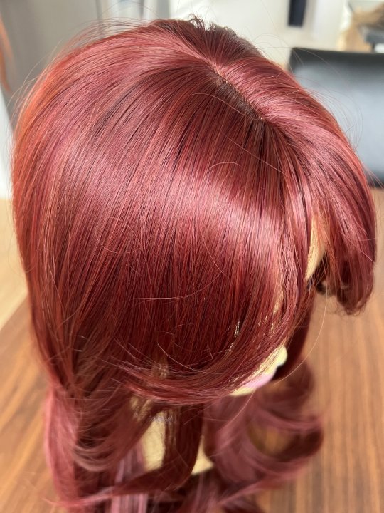 Paryk. Lang og glat i maghoni farvet. Varmeresistent 