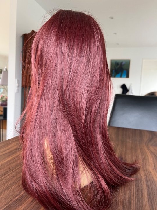 Paryk. Lang og glat i maghoni farvet. Varmeresistent 