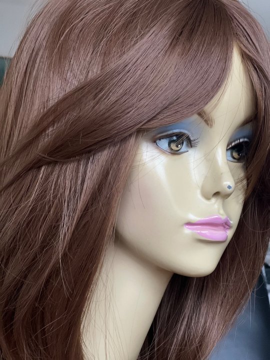 Paryk. Mellembrun til skuldrene. Flot farve. Varmeresistent 