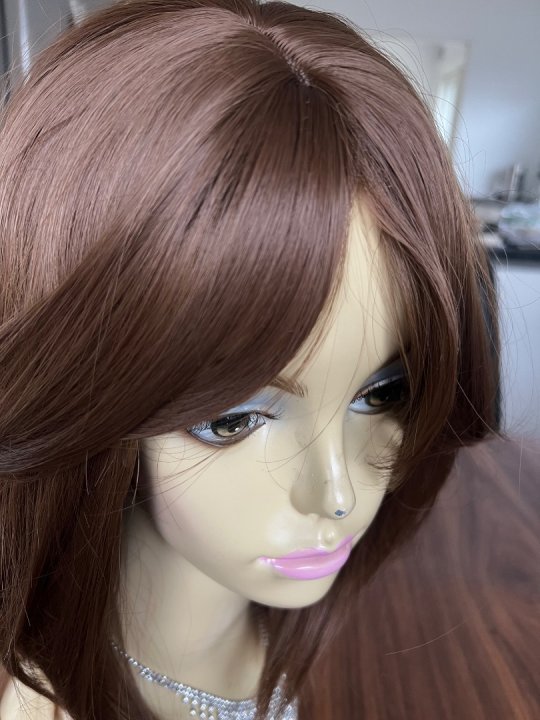 Paryk. Mellembrun til skuldrene. Flot farve. Varmeresistent 