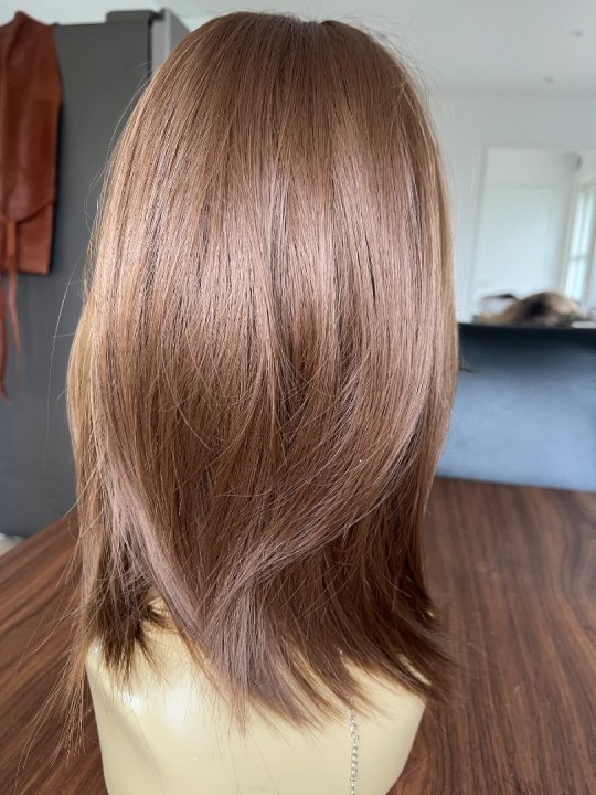 Paryk. Mellembrun til skuldrene. Flot farve. Varmeresistent 