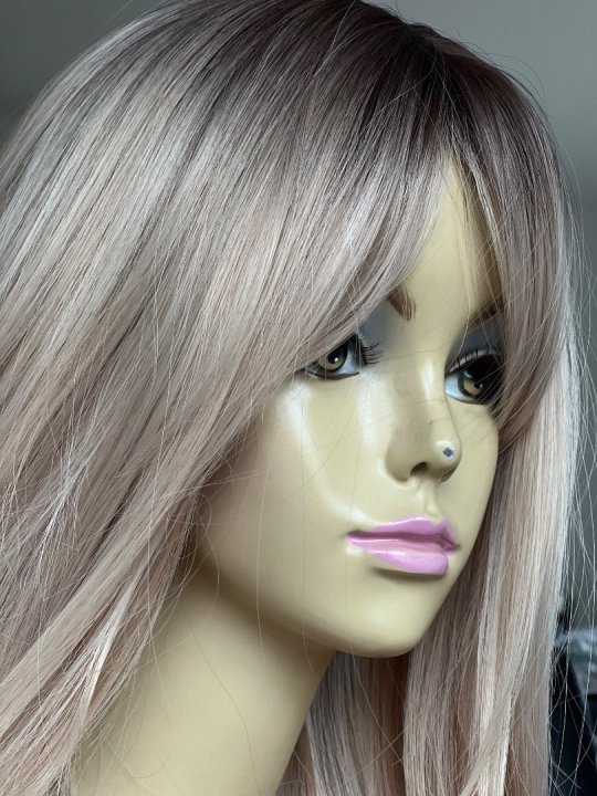 Paryk. Lang i blond med m&oslash;rk bund. Flot klip. Varmeresistent 