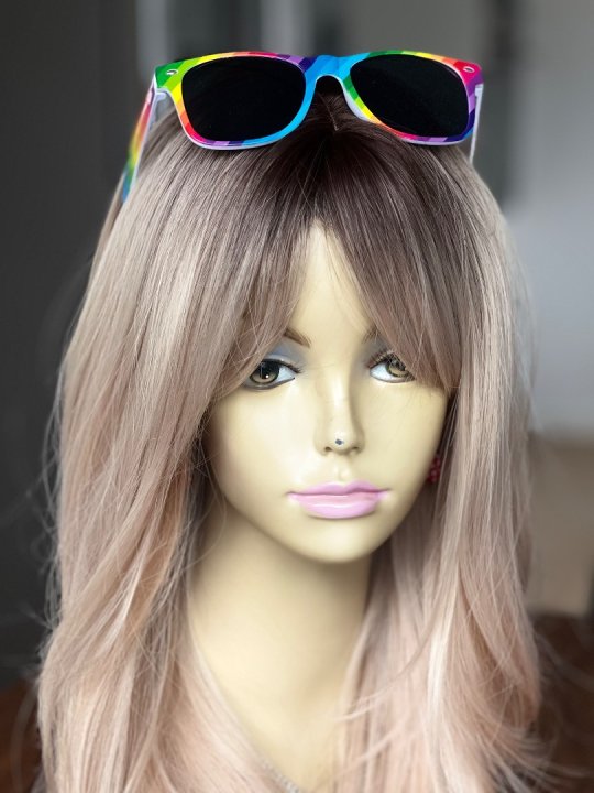 Paryk. Lang i blond med m&oslash;rk bund. Flot klip. Varmeresistent 