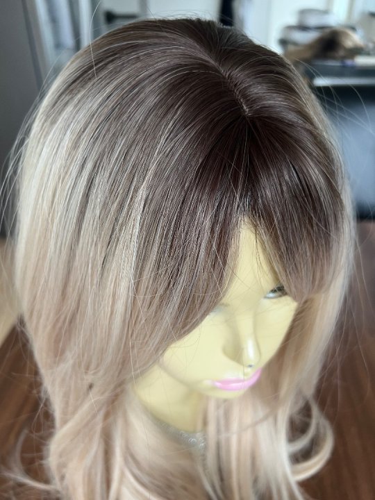 Paryk. Lang i blond med m&oslash;rk bund. Flot klip. Varmeresistent 