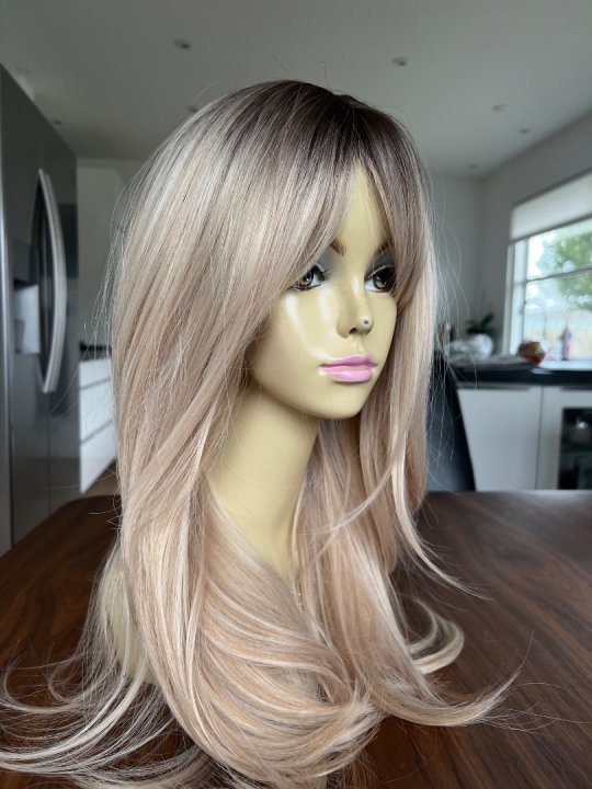 Paryk. Lang i blond med m&oslash;rk bund. Flot klip. Varmeresistent 