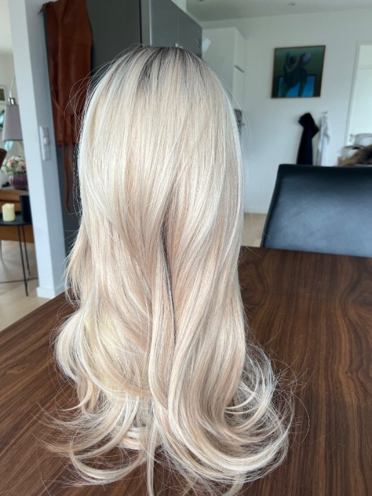 Paryk. Lang i blond med m&oslash;rk bund. Flot klip. Varmeresistent 