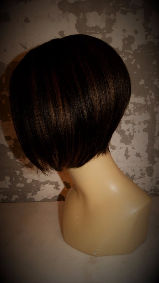 Paryk. Kort page i mørkebrun mix.