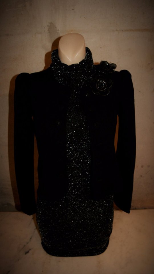Kjole med korte ærmer og høj hals i sort med sølvglimmer. Størrelse UK 12 men strækker sig meget!