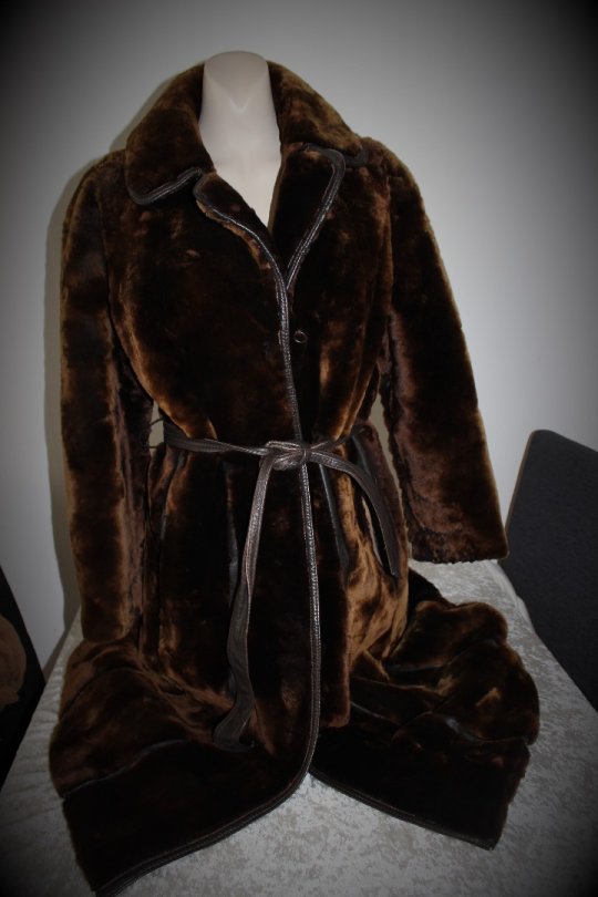 Fake a fur pels i lang model . Brugt til mine modeller. Str. M/L