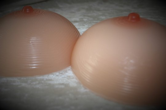 Brystproteser helt runde og faste i silicone. Svarer til 90 D / 95 C / 100 B   BH størrelse. Vægt 1000 gram pr. par.